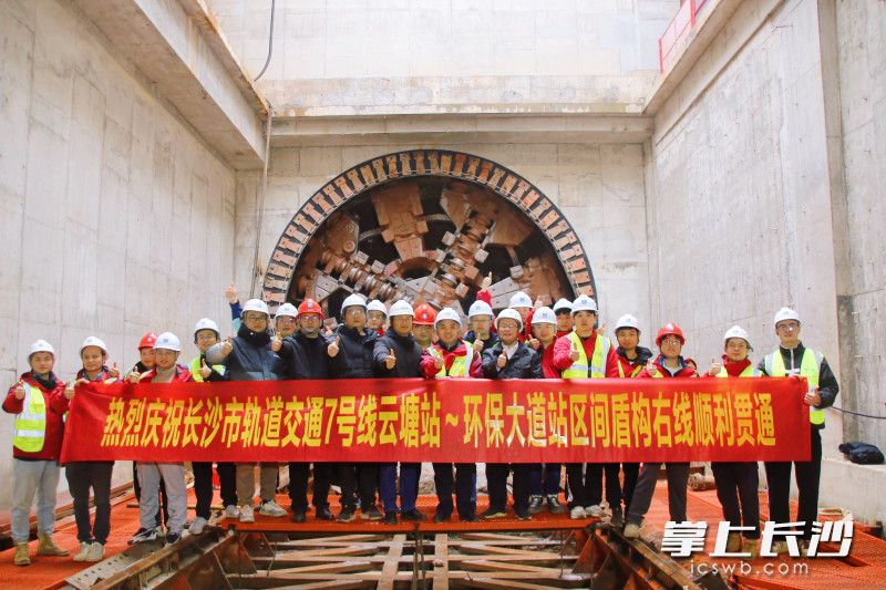 建设人员合影。   均为长沙晚报全媒体记者王志伟、通讯员凌志摄